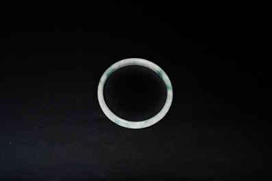 A Chinese jade bangle, a miniature ruyi hairpin and a reticulated belt buckle, 19/20th C.