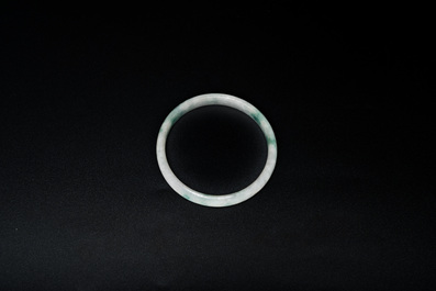 Un bracelet, une &eacute;pingle en forme de sceptre ruyi et une boucle de ceinture ajour&eacute;e en jade, Chine, 19/20&egrave;me