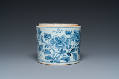 Een Koreaanse blauw-witte pot met floraal decor en kalligrafie, Joseon, 18e eeuw