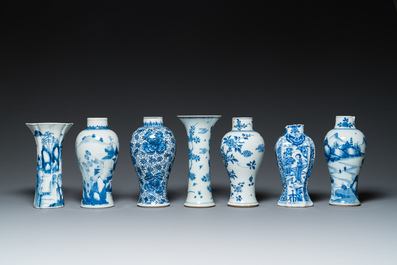 Sept vases en porcelaine de Chine en bleu et blanc, Kangxi