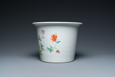 Une assiette et une jardini&egrave;re en porcelaine de Chine famille rose, marques de Yongzheng et Hongxian, R&eacute;publique