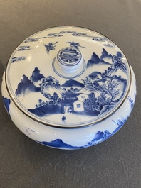 Een Chinese blauw-witte 'Bleu de Hue' dekselkom voor de Vietnamese markt met zilveren monturen, 19e eeuw