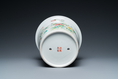 Une assiette et une jardini&egrave;re en porcelaine de Chine famille rose, marques de Yongzheng et Hongxian, R&eacute;publique