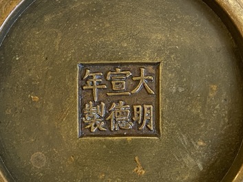 Een Chinese bronzen wierookbrander, Xuande merk, 18e eeuw