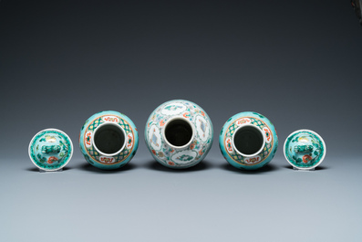 Trois vases en porcelaine de Chine famille verte, 19&egrave;me