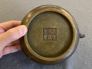 Een Chinese bronzen wierookbrander, Xuande merk, 18e eeuw