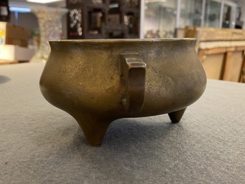 Br&ucirc;le-parfum tripod en bronze, Chine, marque de Xuande, 18&egrave;me