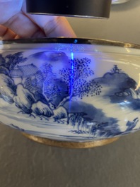 Een Chinese blauw-witte 'Bleu de Hue' dekselkom voor de Vietnamese markt met zilveren monturen, 19e eeuw