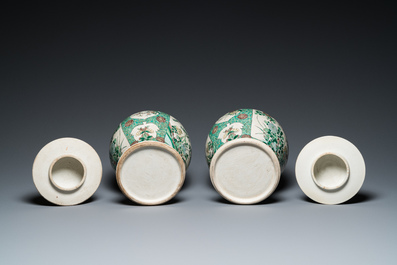 Paire de vases couverts en biscuit &eacute;maill&eacute; vert &agrave; d&eacute;cor de fleurs, Chine, 19&egrave;me