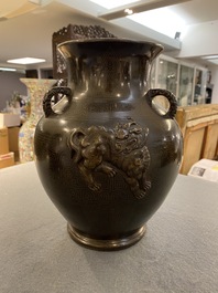 Vase de forme 'hu' en bronze incrust&eacute; d&eacute;cor&eacute; en relief, Chine, marque de Xuande, fin Ming