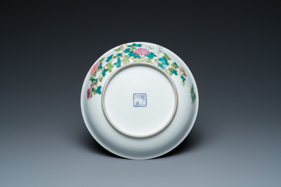 Une assiette et une jardini&egrave;re en porcelaine de Chine famille rose, marques de Yongzheng et Hongxian, R&eacute;publique