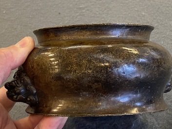 Een Chinese bronzen wierookbrander, Xuande merk, 18/19e eeuw