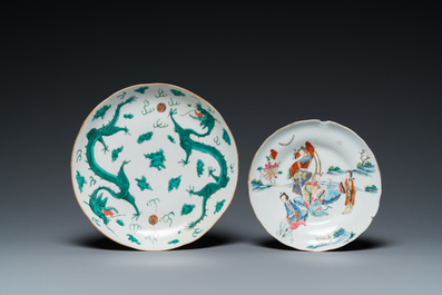 Quatre bols et un plat aux dragons et une coupe en porcelaine de Chine famille rose, Yongzheng et post&eacute;rieur