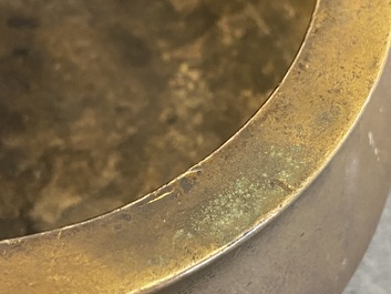 Een Chinese bronzen driepotige wierookbrander, Xuande merk, 18e eeuw