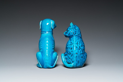 Chat et chien en porcelaine de Chine en turquoise monochrome sur socles en bois sculpt&eacute;, 19&egrave;me