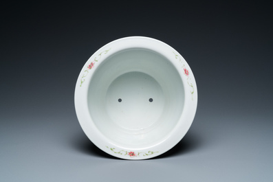 Une assiette et une jardini&egrave;re en porcelaine de Chine famille rose, marques de Yongzheng et Hongxian, R&eacute;publique