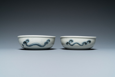 Paire de bols aux dragons en porcelaine Arita de Japon en bleu et blanc, Edo, 18&egrave;me
