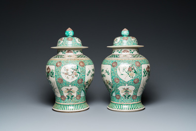 Paire de vases couverts en biscuit &eacute;maill&eacute; vert &agrave; d&eacute;cor de fleurs, Chine, 19&egrave;me