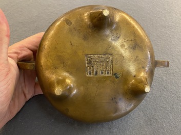 Een Chinese bronzen driepotige wierookbrander, Xuande merk, 18e eeuw