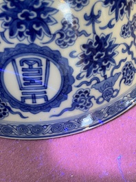 Een Chinese blauw-witte 'Wan Shou Wu Jiang' kom, Qianlong merk en periode