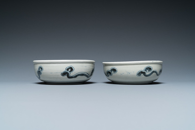 A pair of Japanese blue and white Arita 'dragon' bowls, Edo, 18th C.