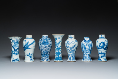 Zeven Chinese blauw-witte vazen, Kangxi