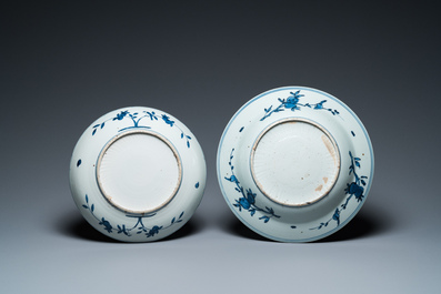 Twee Chinese blauw-witte 'herten' schotels, Wanli