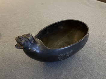 Een Chinese archa&iuml;sche bronzen 'Yi' waterkan met inscriptie, Ming