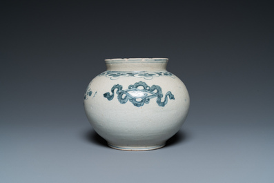 Petit vase en porcelaine de Cor&eacute;e en bleu et blanc, Jos&eacute;on, 19&egrave;me