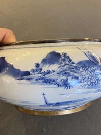 Een Chinese blauw-witte 'Bleu de Hue' dekselkom voor de Vietnamese markt met zilveren monturen, 19e eeuw