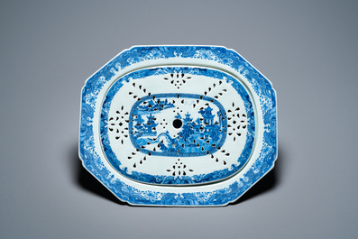 Een Chinees blauw-wit 53-delig servies, Qianlong