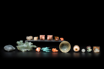 20 Chinese coral, jade, soapstone and other stone carvings, 19/20th C.