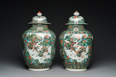 Paire de vases couverts en porcelaine de Chine famille verte, 19&egrave;me