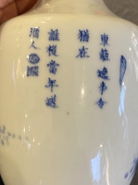 Vase en porcelaine de Chine en bleu et blanc &agrave; d&eacute;cor d'un moine et d'un po&egrave;me, Kangxi