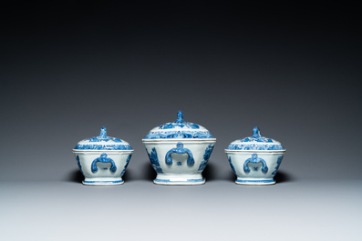 Service &agrave; 53 pi&egrave;ces en porcelaine de Chine en bleu et blanc, Qianlong