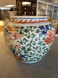 Een Chinese wucai pot met boeddhistische leeuwen, Shunzhi