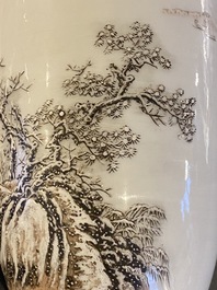 Vase en porcelaine de Chine &agrave; d&eacute;cor d'un paysage hivernale, sign&eacute; He Xuren 何許人, dat&eacute; 1934