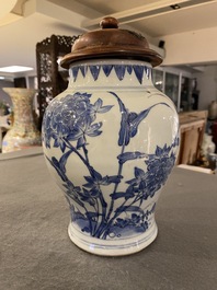 Vase en porcelaine de Chine en bleu et blanc &agrave; d&eacute;cor d'oiseaux parmi des branches fleuries, &eacute;poque Transition