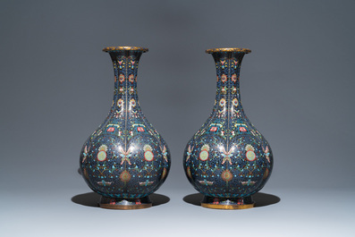 Paire de grands vases de forme bouteille en &eacute;maux cloisonn&eacute;s &agrave; d&eacute;cor de chauve-souris et caract&egrave;res shou, Chine, 19&egrave;me