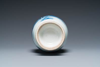 Vase en porcelaine de Chine en bleu et blanc &agrave; d&eacute;cor d'un moine et d'un po&egrave;me, Kangxi
