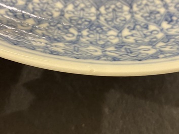 Een Chinese blauw-witte schotel met floraal decor, Guangxu merk en periode