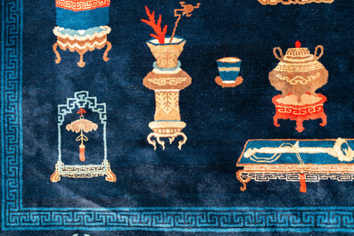 Grand tapis &agrave; d&eacute;cor d'antiquit&eacute;s sur fond bleu, Chine, 19&egrave;me