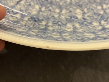 Een Chinese blauw-witte schotel met floraal decor, Guangxu merk en periode