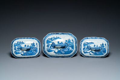 Service &agrave; 53 pi&egrave;ces en porcelaine de Chine en bleu et blanc, Qianlong