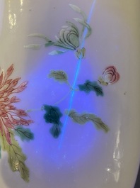 Vase de forme rouleau en porcelaine de Chine famille rose, marque de Daoguang, 19&egrave;me
