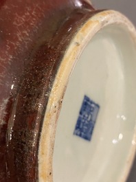 Vase de forme 'hu' en porcelaine de Chine &agrave; &eacute;mail langyao, R&eacute;publique