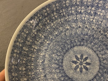 Een Chinese blauw-witte schotel met floraal decor, Guangxu merk en periode