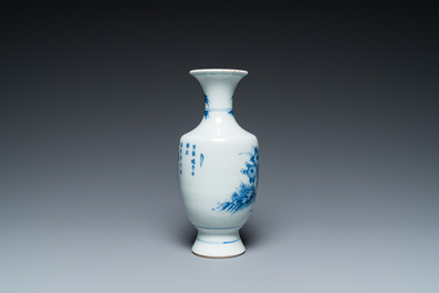 Een Chinese blauw-witte vaas met een monnik en een gedicht, Kangxi