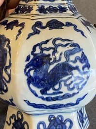 Een Chinese blauw-witte vaas met vergulde bronzen monturen omgevormd tot kan voor de Ottomaanse markt, Jiajing
