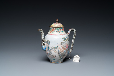 Une verseuse &agrave; vin, une th&eacute;i&egrave;re et une tasse &agrave; vin en &eacute;maux de Canton, Chine, Yongzheng/Qianlong